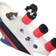 沈みゆくタイタニック号で、ネコが爪をといだり、昼寝したり…ネコ用プレイグラウンド「Sinking Titanic Condo」
