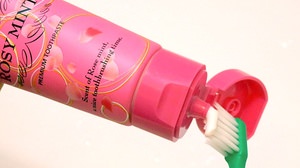 [Review] Increase the degree of women with the sigh of roses! Soap toothpaste "Rosy Mint"