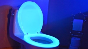 Does the toilet seat glow to prevent injury? -"Night Glow" that emits light at night