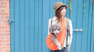"Dog Sling", a carrying strap for dogs, is now on sale-The fabric and sewing that won't tear even if two sumo wrestlers enter will firmly support the dog.