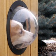 犬の好奇心を満たすノゾキアナ「PetPeek Fence Window」