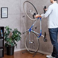 自転車を室内に立てて収納―スペースを有効活用できるスタンド「800-BYST4」
