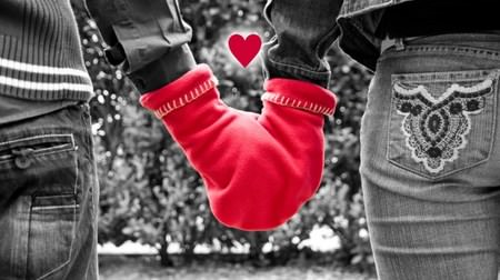 Even a girl wants to hold hands with him on her first date-a hand-holding glove that gives courage and excuse "GLOVERS"