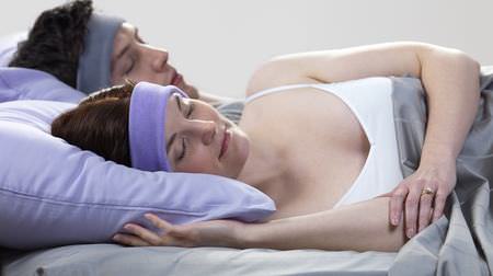 彼・彼女と同じベッドで寝るカップル用のヘッドホン「SleepPhones」
