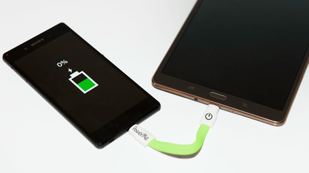 スマホのバッテリー、シェアしよ！…スマートフォンからスマートフォンに充電できる「PowerMe」
