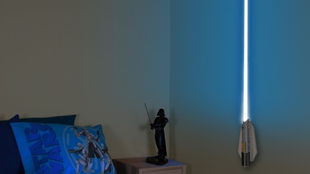 あなたは赤？それとも青・緑？ ― 『スター・ウォーズ』のライトセーバーで部屋を照らせる「ライトセーバー・ルームライトDX」