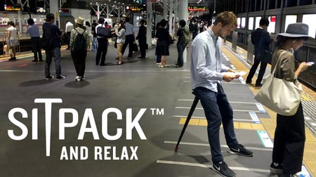 The procession and standing drinks are messed up! You can buy a folding chair "Sitpack" that fits in your pocket in Japan.