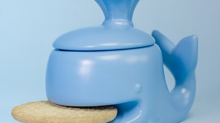 Stray whale with cookies, chasing ♪ ― Mug "Whale Mug" that is blowing the tide