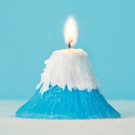 手のひらサイズの「富士山キャンドル」、火を灯すと春らしいサプライズ