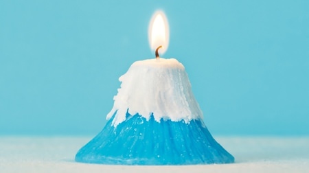 A palm-sized "Mt. Fuji candle", a spring-like surprise when lit