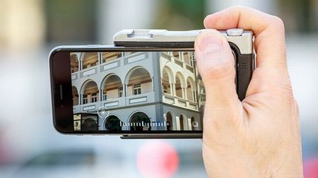 One-handed shooting with iPhone-Camera grip "PICTAR" that enables "half-press" of the shutter