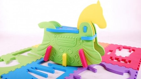 Play mat transforms into a rocking horse ♪ Mat "UP SIZE 3D PUZZLE" with embedded 3D puzzles