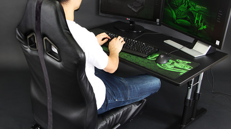The game is in a sitting chair! -"Gaming chair x elevating low desk" that can be installed even in a small room