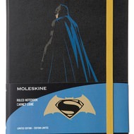 憧れのヒーローが「モレスキン」に--遊び心満載の「バットマンvsスーパーマン」モデル