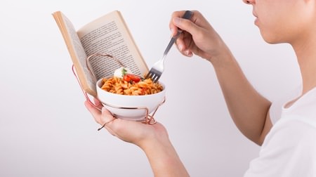 While reading a book, I'm alone ... Cutlery "Singular" with a book holder