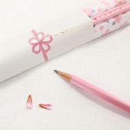 受験生に贈りたい、桜の形をした「さくらさくえんぴつ」--削りカスは花びらに【うちの文具箱】