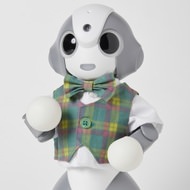 本をオススメしてくれるコミュニケーションロボット「Kibiro」予約開始--“伊勢丹チェック”モデルも！