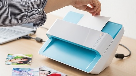 Organize memories during the year-end and New Year holidays--A photo scanner that can convert photos into data just by inserting them