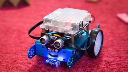 キュートな自動車型プログラミング教育ロボット「mBot」、スマホからも操作可能