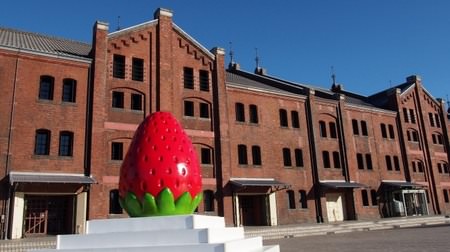 "Strawberry Festival" at Yokohama Red Brick Warehouse--Sale of strawberry sweets and sampling of new varieties