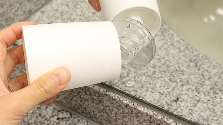 Dry a toothpaste glass! Daiso "cup with suction cup" is "sideways storage" and drains well [Hundred yen store]