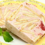 牛乳パックで作る簡単アイスケーキ--いちごのピンク色が母の日にもぴったり【レビュー】