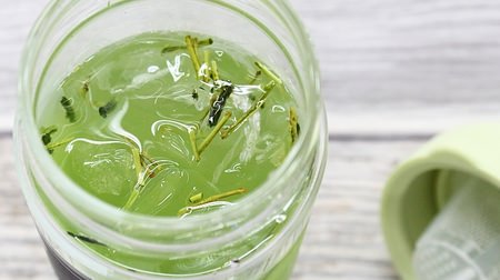 夏にゴクゴク飲みたい♪氷水で入れる緑茶が簡単＆おいしい＆美しい
