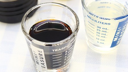 ショットグラスみたいな計量カップ「MINI MEASURE」--醤油やレモン汁を注ぐだけでカッコイイ