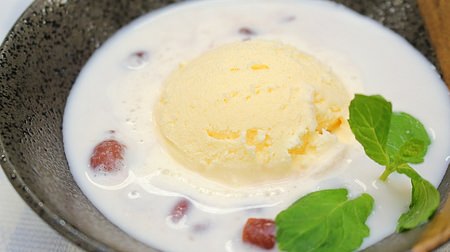 Vanilla ice cream is bathing in red bean milk--a simple recipe using a can of yudezuki is exquisite
