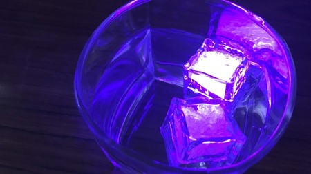 光る氷!?グラス1つでパーティームードが作れるダイソーの「LEDキューブライト」