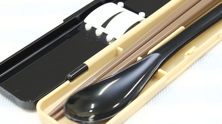 There is no rattling noise! A chopstick box set with a silicone cushion that is comfortable to carry