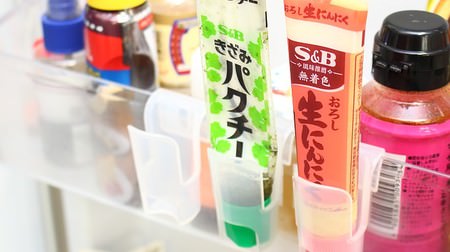 For organizing the door pocket of the refrigerator--Hundred yen store "condiment tube holder" can also utilize dead space