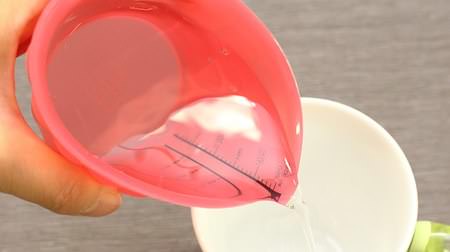 Make a spout each time! Silicone measuring cup that can squeeze the edges