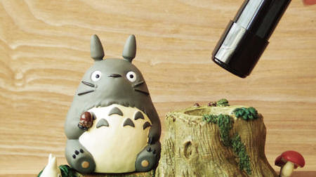 The seal is on standby next to Totoro--The "Neighborhood Totoro Seal Stand" that can be used as a cute interior
