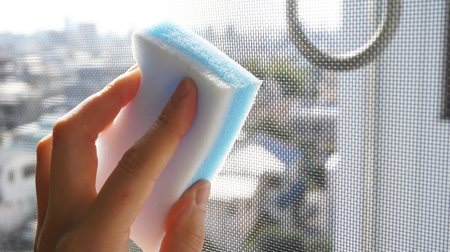 Clean the windows in the fall. Daiso's "screen door cleaner" is easy to use with double-sided specifications!
