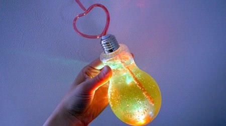 Bring a glowing "bulb soda" at home! Can Do's "Illumination Light Bulb Bottle" is too fun