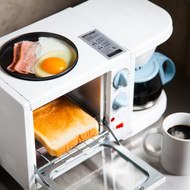 トースト＆コーヒー＆目玉焼きを一緒に--ホワイトカラーがおしゃれな「3WAYモーニングセットメーカー」