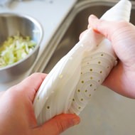 ザルごと絞る新発想。野菜の水切りにはセリアの「絞れるシリコンザル」が便利！