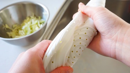 A new idea to squeeze each colander. Ceria's "squeezable silicone colander" is convenient for draining vegetables!