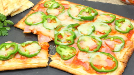 Easy pizza recipe made with crackers--Put plenty of cheese and bacon on the toaster ♪