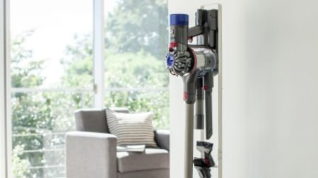 A stand that can store the entire Dyson vacuum cleaner from "TOWER"-No holes are made in the wall, and the nozzles are also neat.