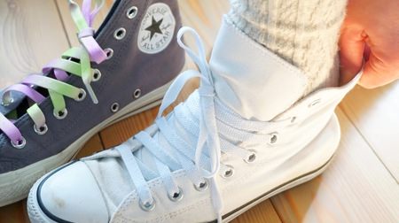 You can wear Converse high cuts without unwinding! I want to dedicate Celia's "stretching shoelaces" to Zubora and busy moms
