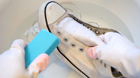 春休みの運動靴洗いに。ダイソーの青い棒石けん＆浸けおきでクリアな白さが蘇る！