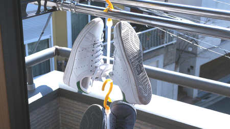 洗った靴を早く乾かす！100均の「シューズハンガー」が連結もできて便利