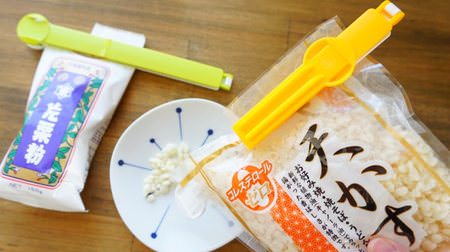 In a bag without a zipper. Daiso's "kitchen bag clip" that allows you to take out the contents with the clip attached