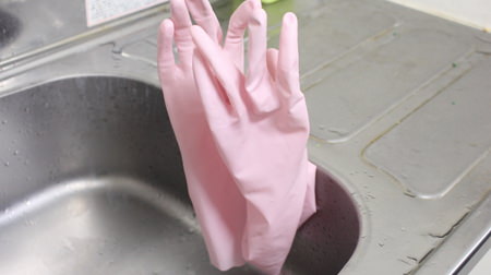 Keep the rubber gloves in the kitchen clean. Can Do "Stainless Steel Kitchen Gloves Hanger"