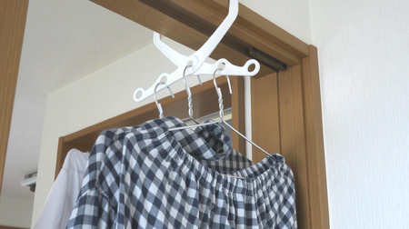 This is epoch-making! Hundred yen store "hanger rack for lintel" for indoor drying--easy to install and remove ♪