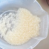 米とぎがめちゃくちゃ捗るダイソーの「洗米ボール」--米をこぼさずサッと水切り！