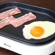 約1,000円のニトリ「ミニホットプレート」が便利！卵やベーコン、ホットケーキを焼いて朝食に