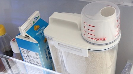 お米の冷蔵庫保存に--スムーズに収納＆計量できるアスベル「密閉米びつ2kg」